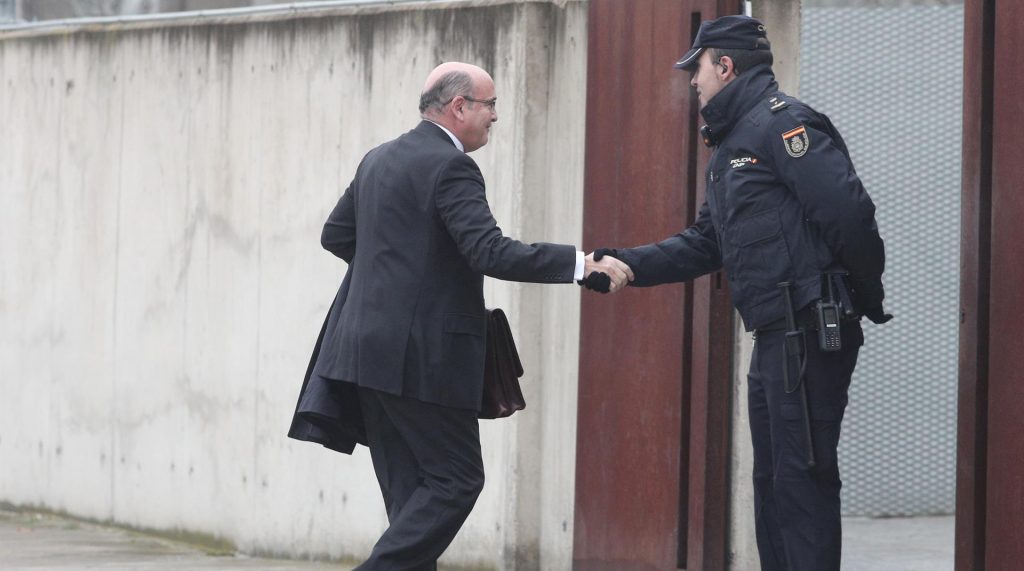 El coronel Pérez de los Cobos de paisano saluda a un policía nacional.