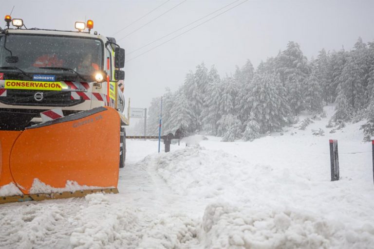 El Gobierno prepara más de 700 quitanieves ante la alerta por nevadas