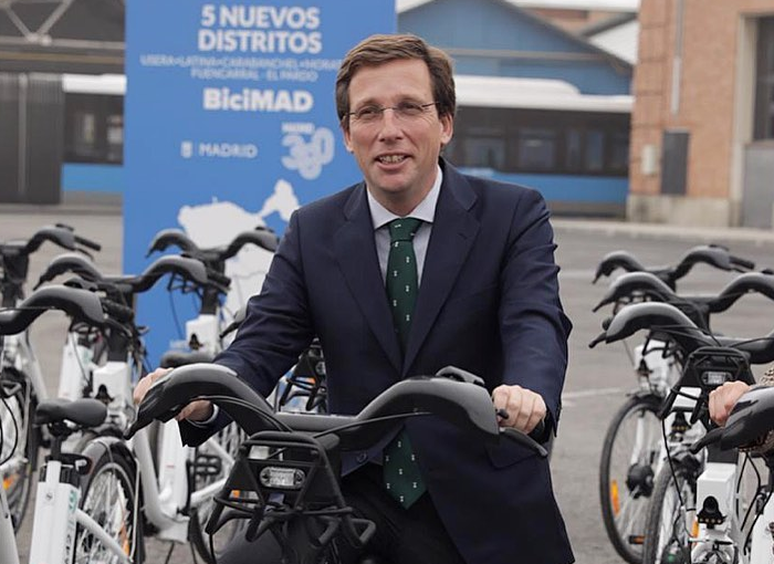 Martínez-Almeida, así es la vida del alcalde de Madrid 1 Moncloa José Luis Martínez-Almeida, alcalde de Madrid, es soltero y sin relación conocida
