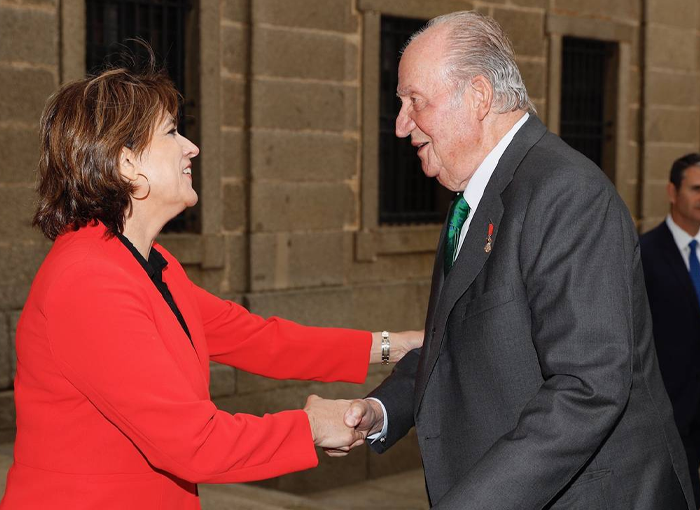 Don Juan Carlos I disfruta de sus actividades de ocio favoritas mientras se investiga su fortuna