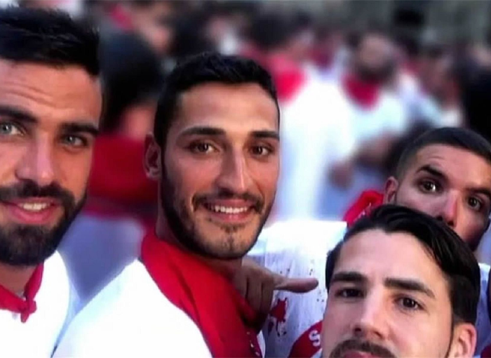 Condenado a dos años por publicar una foto de la víctima de La Manada