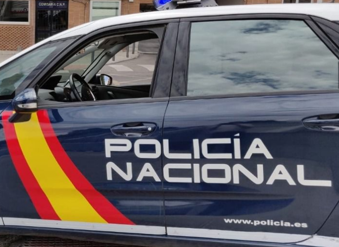 La Policía Nacional detiene a dos senegales por robar con la técnica de mataleón