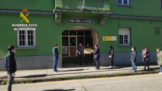 Los chinos acuden a la Guardia Civil a donar material sanitario 1 Moncloa chinos donan