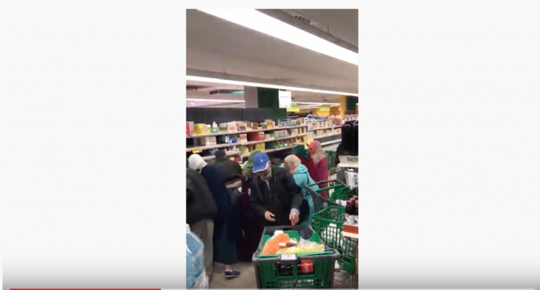 El vídeo que indigna en las redes: un grupo arrasa con las existencias de un supermercado