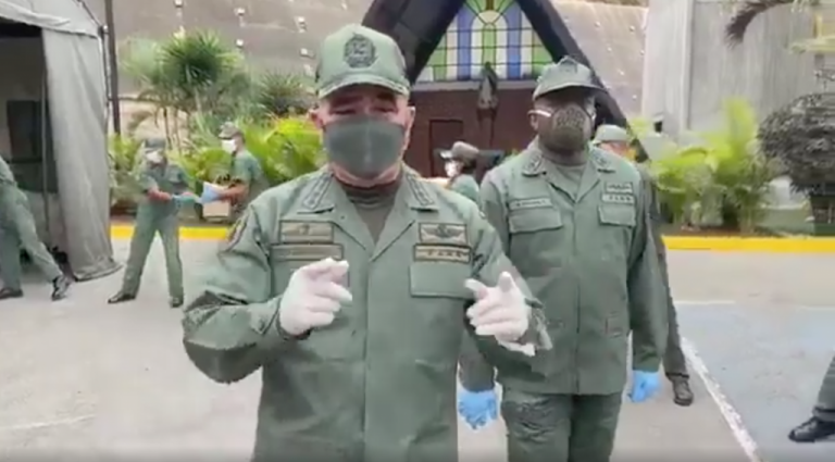 El surrealista carga del ejército venezolano: «¿Por qué no acercan el camión?» El surrealista carga del ejército venezolano: «¿Por qué no acercan el camión?»