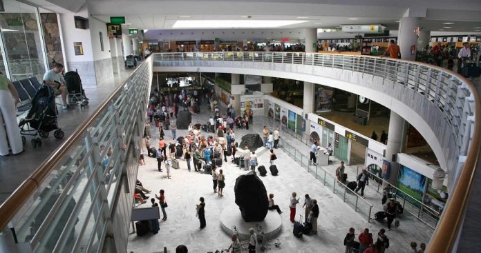Detenida una mujer iraquí en el Aeropuerto de Lanzarote por intentar volar al Reino Unido con documentación falsa