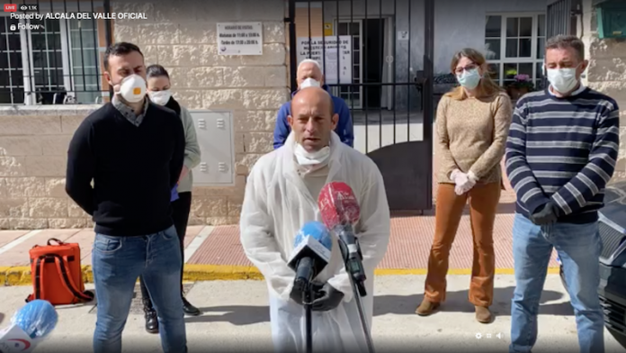 Alcalde explota gestión crisis coronavirus en residencia de ancianos