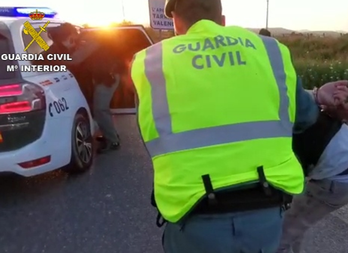 Detenidos los tres ocupantes de un vehículo que evadió un control de verificación del confinamiento