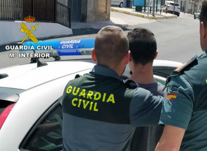 La Guardia Civil detiene a una pareja en Cieza por tenencia de armas y distribuir marihuana