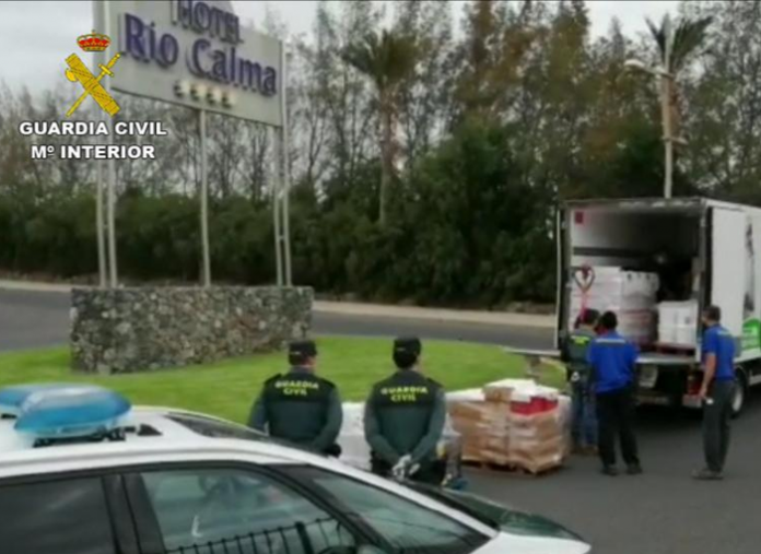 La Guardia Civil gestiona la entrega de alimentos a ONG en Las Palmas