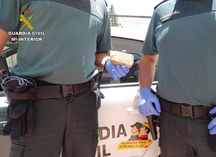 La Guardia Civil detiene en Cieza (Murcia) a una pareja que tenía un punto de almacenamiento de armas y droga