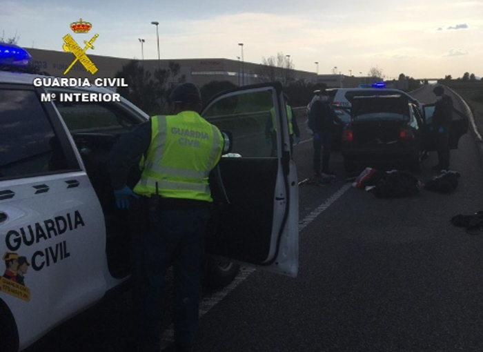 Detenidas tres personas por eludir un control del confinamiento 1 Moncloa La Guardia Civil detiene en Barcelona a los tres ocupantes de un vehículo por saltarse un control del confinamiento