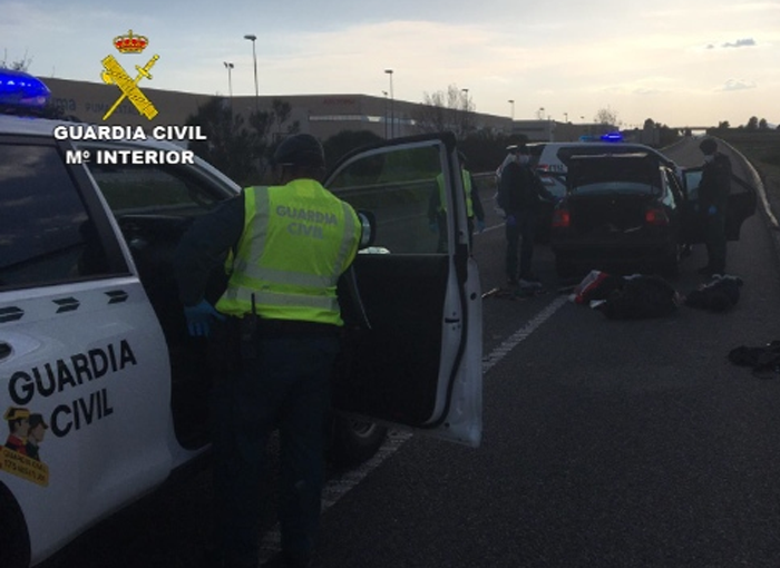 La Guardia Civil detiene en Barcelona a los tres ocupantes de un vehículo por saltarse un control del confinamiento