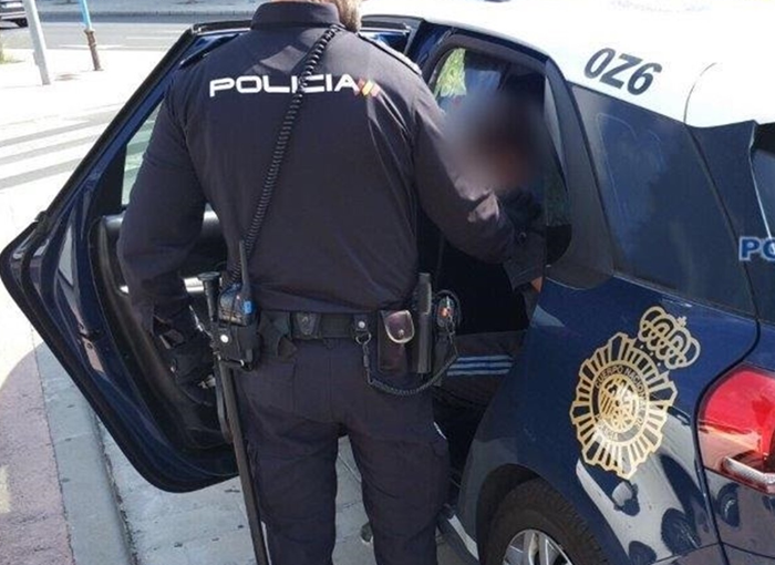 Detenido en Segovia por escupir en la cara a los policías, tras incautarle hachís e incumplir el estado de alarma