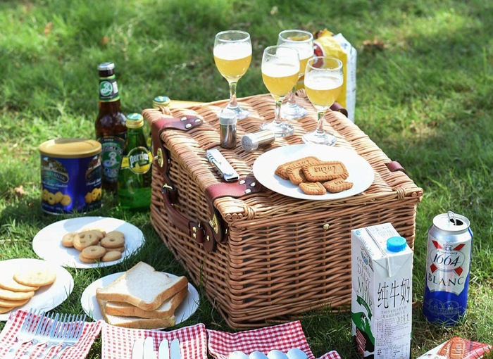 Una cesta de picnic es una buena opción para madres amantes del aire libre.