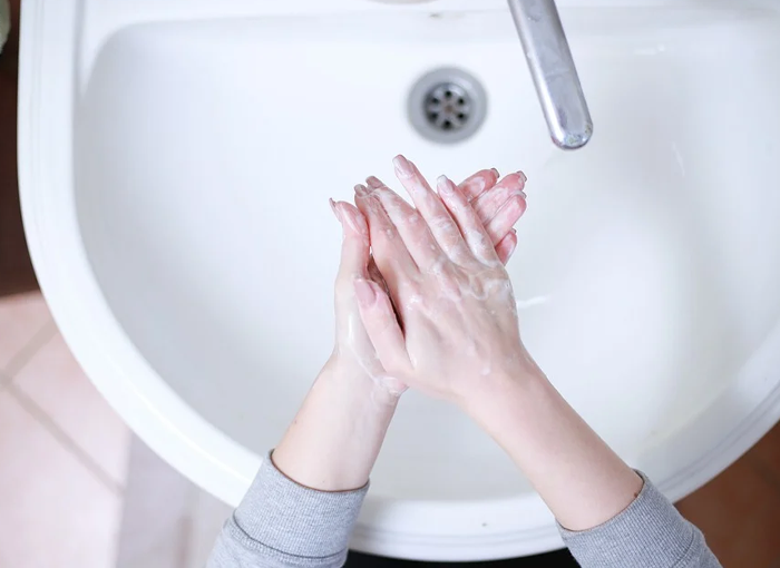 La piel de las manos es una de las más perjudicadas por las rutinas de limpieza necesarias para evitar la propagación del coronavirus.