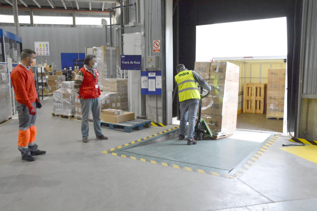 Indra dona 1.000 tablets a niños sin recursos para ayudar en las tareas escolares 1 Moncloa Indra