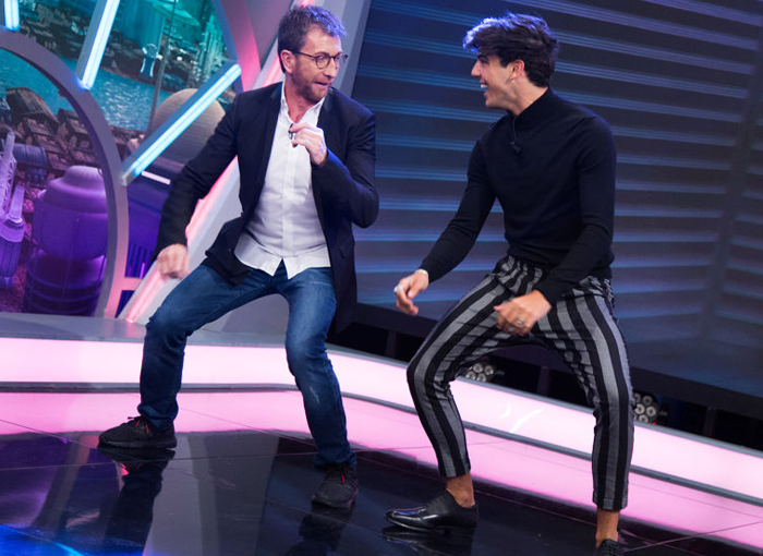 El Hormiguero siempre comienza con un baile de Pablo Motos y sus coladoradores.