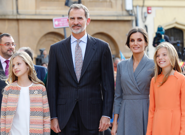 Felipe, Letizia Ortiz, Leonor y Sofía durante un acto.