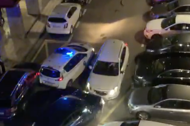 Más locos en cuarentena: A porrazos contra el coche de un conductor desquiciado Más locos en cuarentena: A porrazos contra el coche de un conductor desquiciado