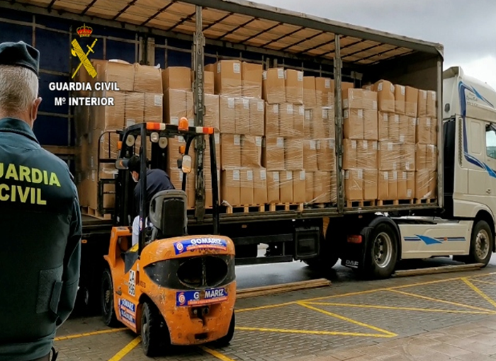 La Guardia civil escolta un camión con material sanitario desde Portugal a Alicante