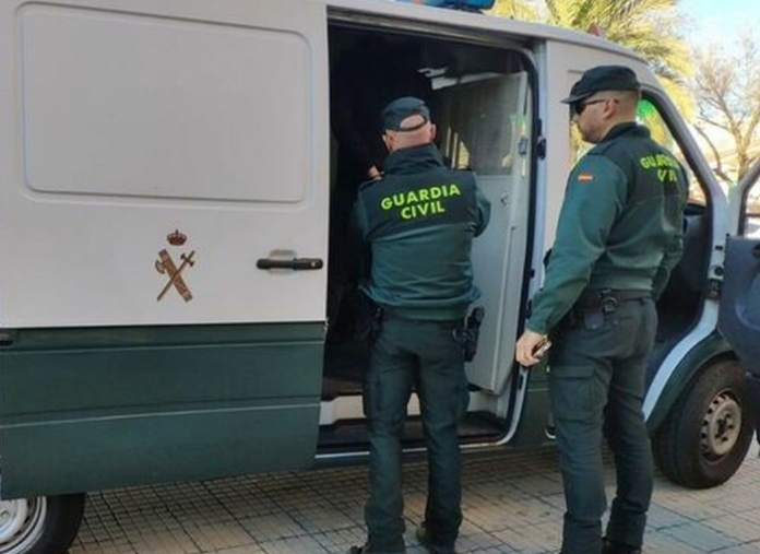 La Guardia Civil investiga la profanación de las tumbas de un guardia civil y un policía con un ritual vudú en Moncada