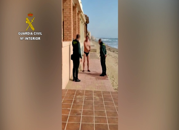 Sorprendidos en la playa saltándose el confinamiento