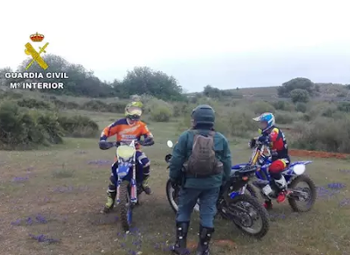 La Guardia Civil denuncia a tres jóvenes por practicar motocross en pleno confinamiento