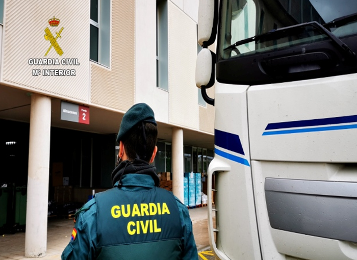 La Guardia Civil escolta a un camión que portaba material sanitario desde la frontera con Portugal hasta Alicante