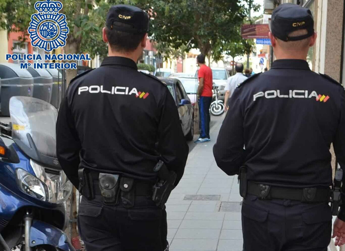 Lanzarote: Detenido tras exigir un test de coronavirus y morder a un policía 1 Moncloa Detenido por exigir un test de coronavirus y morder a un policía en Lanzarote