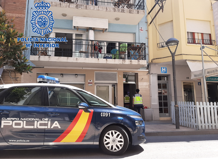 La Policía salva a un niño de tres años de morir ahogado con una brida