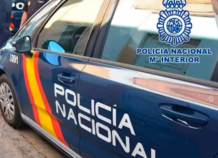 Agentes de la Policía Nacional salvan a un niño de morir ahogado