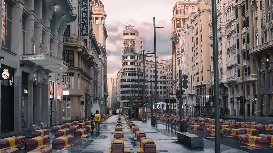 Vox inunda de ataúdes la Gran Vía y Echenique explota: 