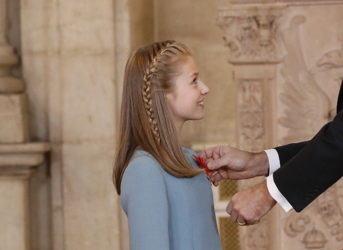 Leonor recibiendo el Toisón de Oro.