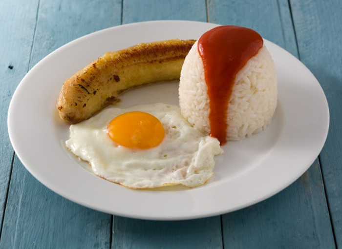 Arroz a la cubana, una de las recetas más populares con arroz.