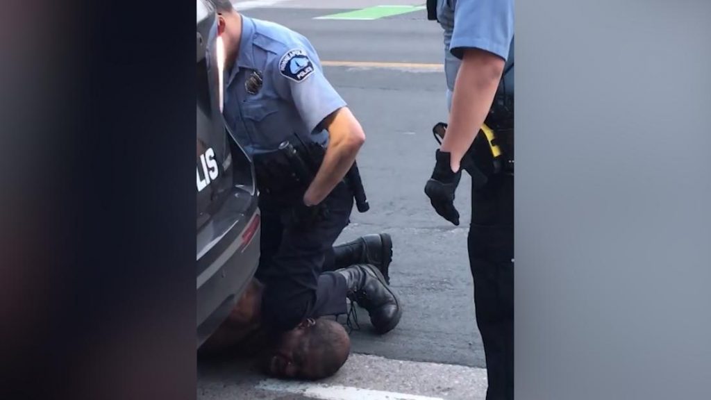 VÍDEO: el brutal momento en el que un policía asfixia a un hombre ...