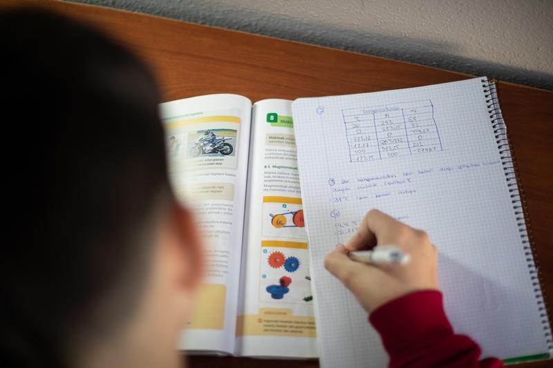 niño estudiando