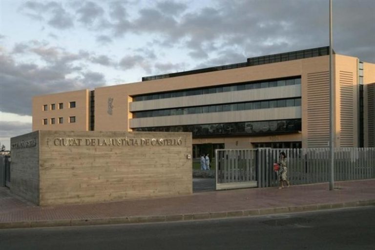 La Audiencia de Castellón mantiene libre a un profesor  acusado de abusos