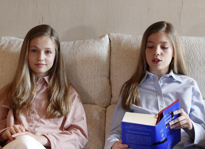 Leonor y Sofía durante la lectura de 'El Quijote'