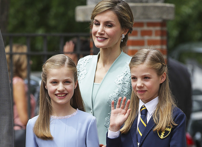 La reina con sus hijas.