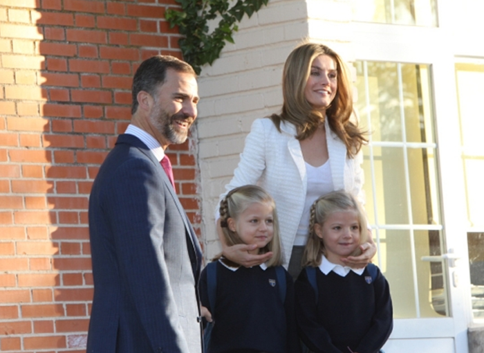 Los Reyes de España con sus hijas.