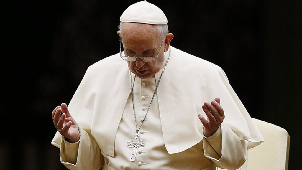 Primer rezo del Papa con la plaza de San Pedro abierta y con fieles