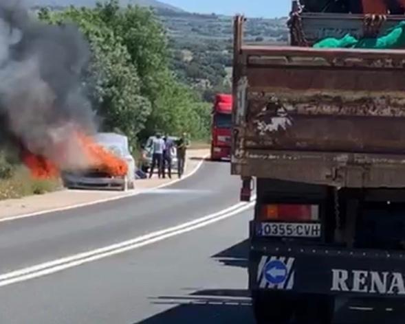 Coche en llamas en el kilómetro 40 de la Carretera de Colmenar