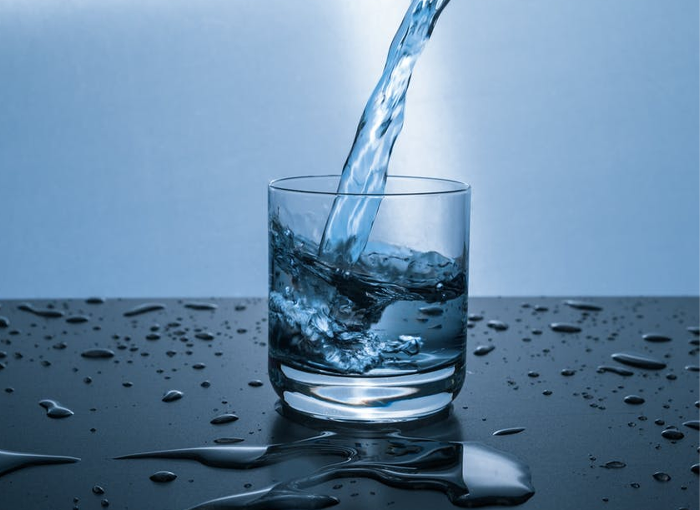 Beber agua provoca dolores de cabeza.