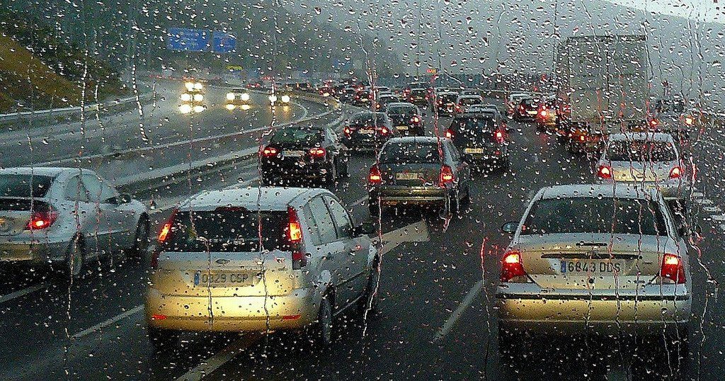 ¡Revolución al volante! La DGT confirma increíbles cambios en el carnet de conducir para mayores de 65 años 2 Moncloa conduccion con lluvia hd 33089 Moncloa