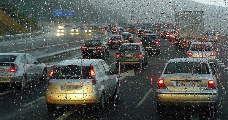 La DGT sancionará conductores que descuiden el uso de intermitentes, promoviendo la seguridad vial imprescindible