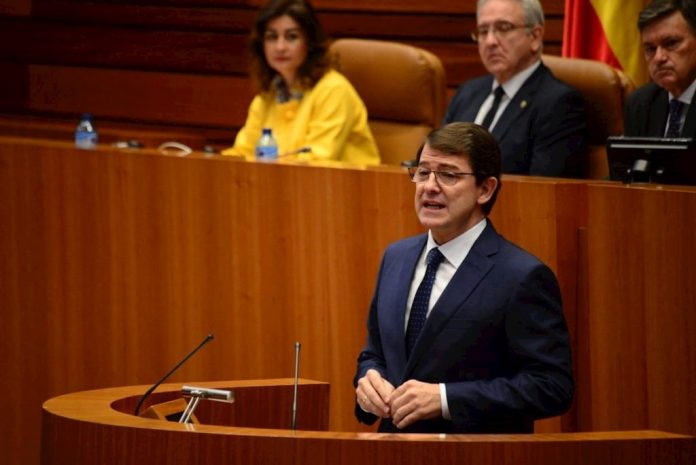 Criticas a Mañueco por contratar a médicos sin el MIR