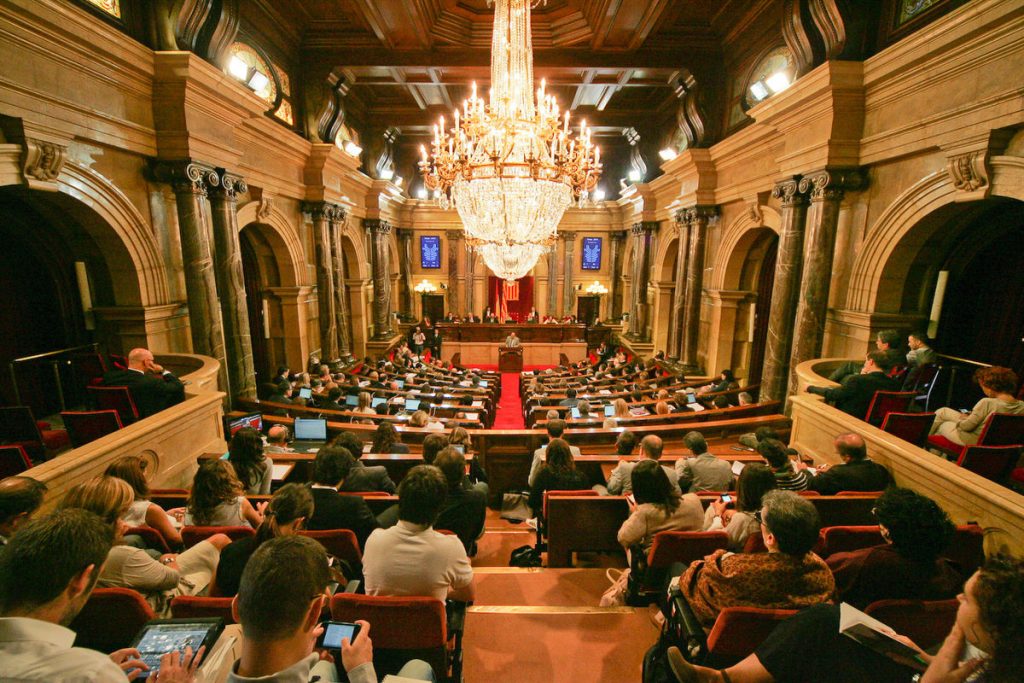 El Parlament catalán avala una paga a los sanitarios de hasta 1.350 euros por su labor