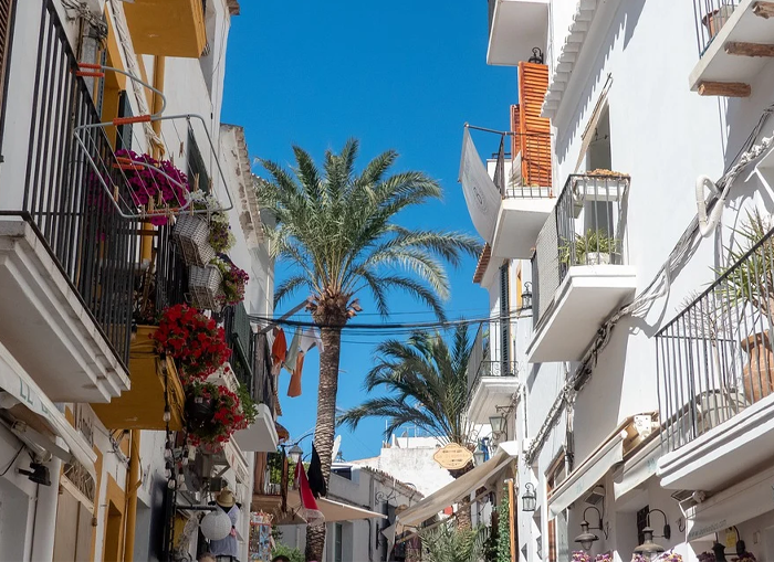 IBIZA, VACACIONES EN UN CASCO ANTIGUO PATRIMONIO DE LA HUMANIDAD