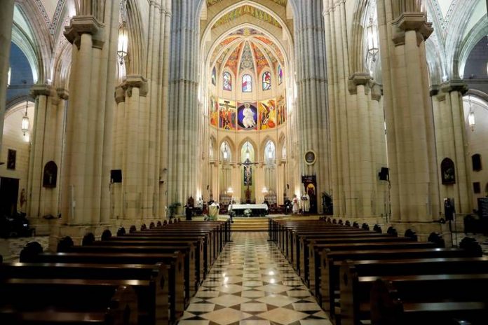 Los obispos celebran hoy una misa funeral en la Almudena por las víctimas con la presencia de los Reyes Los obispos celebran hoy una misa funeral en la Almudena por las víctimas con la presencia de los Reyes